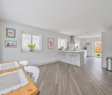 Blundell Drive, Haslemere - 3 bedrooms Property for lettings - Seym... - Photo 2