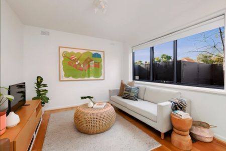 2 Bed, 1 Bath - Photo 2