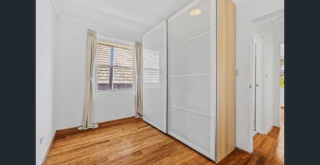 Centrally Positioned, Tastefully Updated, Executive Style, Spacious And Sun-Kissed Two Bedroom Oasis, Only Moments To Transportation, Cafes And Shops - Photo 4