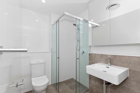 LUXURY APARTMENT WITH 2 CAR SPACES - Photo 5