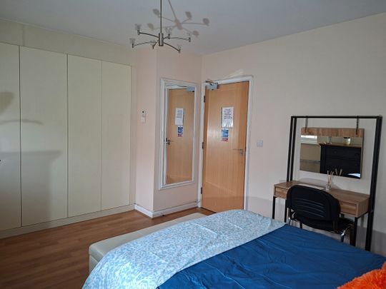 Room in a Shared House, Bankside Avenue, SE13 - Photo 1