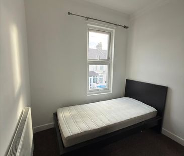 Room in a Shared House, Glenny Road, IG11 - Photo 3
