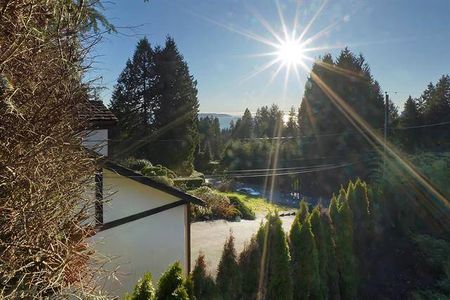 Charming Ocean View in Dundarave/Queens –Prime Location Near Schools - Photo 3