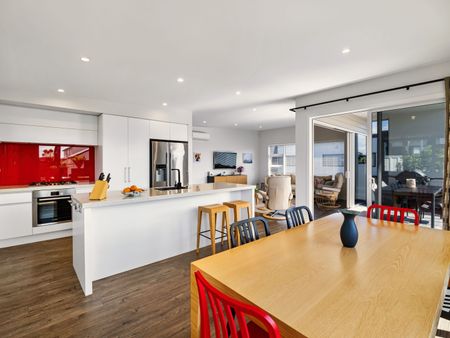 Premium beachside living on sought-after Karewa Parade - Photo 5