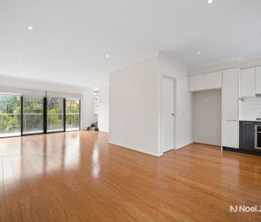 4 Lithgow Way, MOOROOLBARK - Photo 1