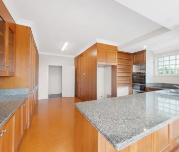 Spacious Character Home with Sweeping Harbour and City Views - Photo 6