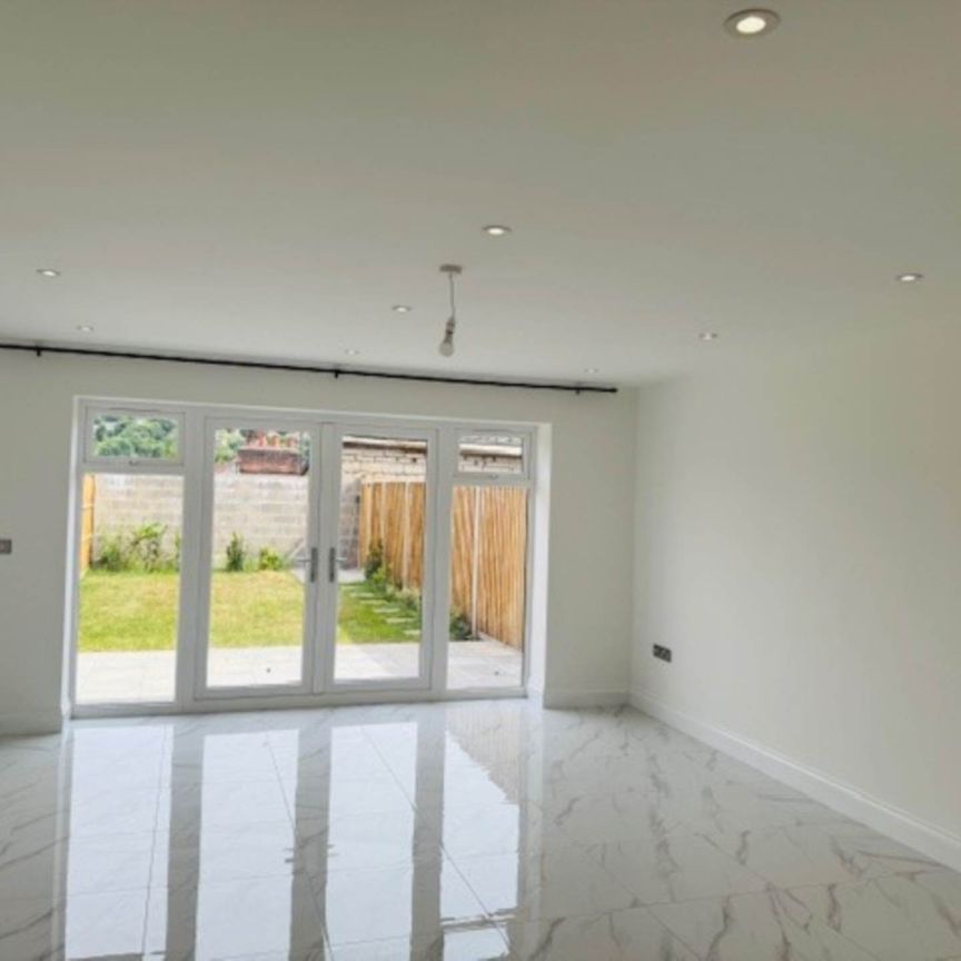 Ogilvie Road, High Wycombe - Photo 1