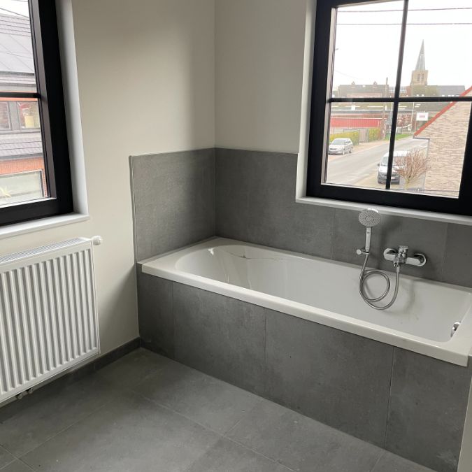 Drie slaapkamer EENGEZINSWONING met garage & tuin - Photo 1