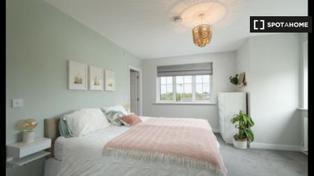 Room for rent in 4-bedroom house in Rathcoole, Dublin - Photo 4