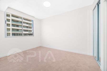 Modern 2 bedroom apartment close to amenities for lease - Photo 3