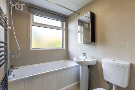 Chesterfield Court, Cranes Park, Surbiton, Surrey, KT5 flat to rent - Photo 5