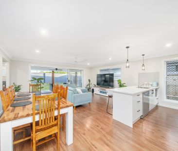 Cosy 5 Bedroom Nestled in the highly sought-after North Harbour Com... - Photo 5