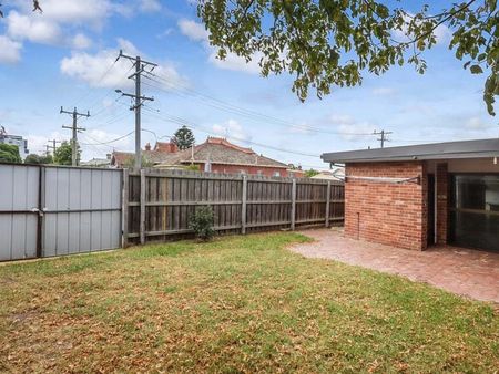 Charming & Light-Filled Home in the Heart of Moonee Ponds – A Perfect Blend of Comfort & Convenience - Photo 5