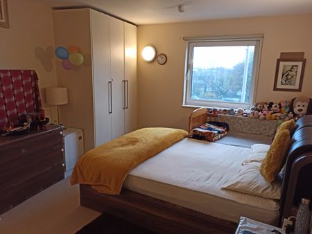 3 Bed Flat, Raphael House, IG1 - Photo 5