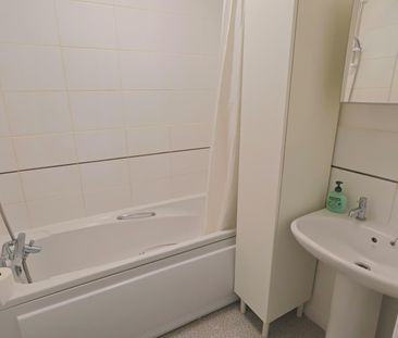 Philmont Court, Coventry - MODERN TOP FLOOR APARTMENT - Photo 6