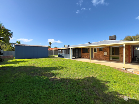 MODERN 3X1 HOME WITH LARGE WORKSHOP & SIDE ACCESS FOR BOAT OR CARAVAN!! - Photo 4