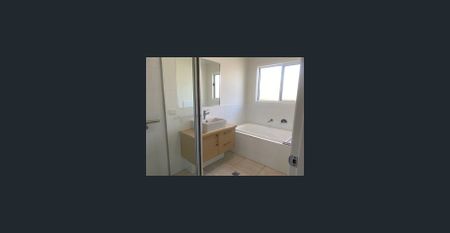 Immaculate Bangalow Home - Photo 5