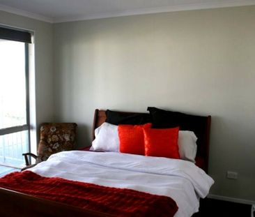 Spacious, Comfortable Family Home in Addison - Photo 4
