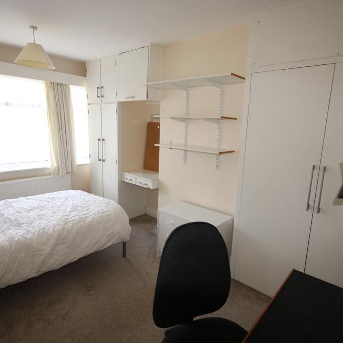 4 bedroom end of terrace house to rent - Photo 1