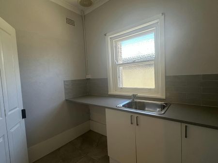 Cozy 3-Bedroom Home in Central Bathurst - Photo 4