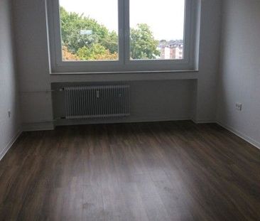 Perfekt!! 3-Zimmerwohnung mit tapezierten Wänden und neuen Böden. S... - Foto 2