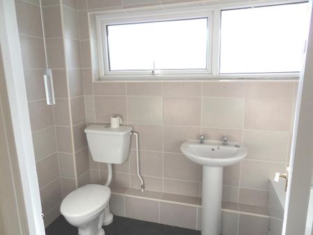 3 bedroom terraced house to rent - Photo 2