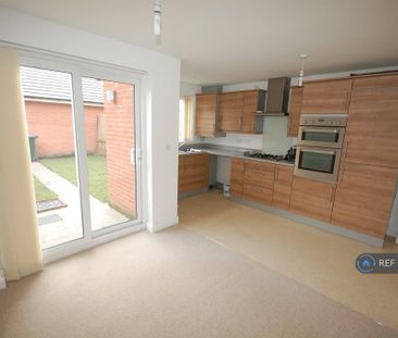 4 bedroom end of terrace house to rent - Photo 5