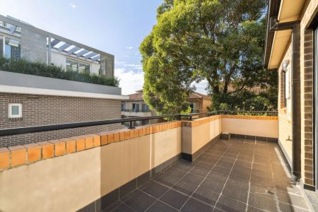 Spacious Top-Floor Apartment with Stunning Views | Dual-Level - Photo 4