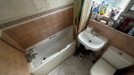 1 bedroom in a house share to rent - Photo 5