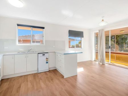 Updated 3-Bedroom Home – Walk to Usq & Kearneys Spring Park - Photo 4