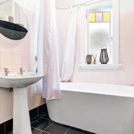 3 Bedroom Home in Popular Hamilton East - Photo 3