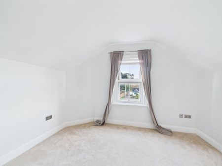 19 Cherry Orchard, Staines-Upon-Thames, Middlesex,TW18 - Photo 3