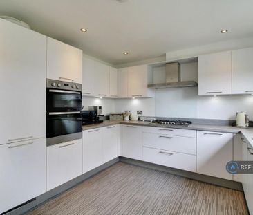4 bedroom semi-detached house to rent - Photo 6