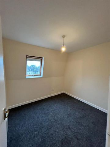 3 bedroom flat to rent - Photo 2