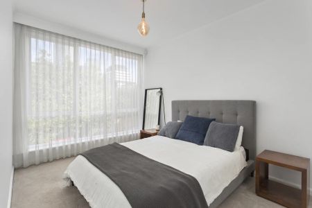 2 Bedroom Furnished Apartment In Beautiful Tree-lined Rockley Road! - Photo 2