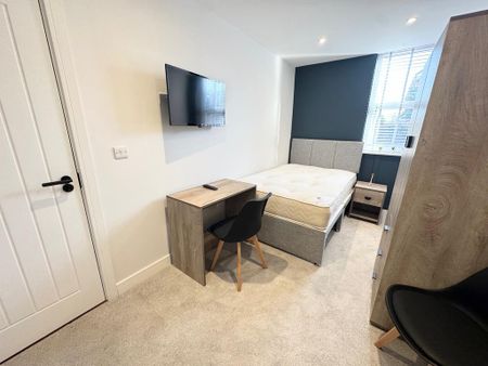 1 bedroom in a house share to rent - Photo 2