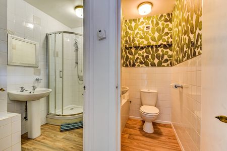 1 Bed Flat, The Drive, BN3 - Photo 2