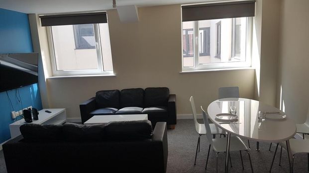 4 bedroom flat to rent - Photo 1