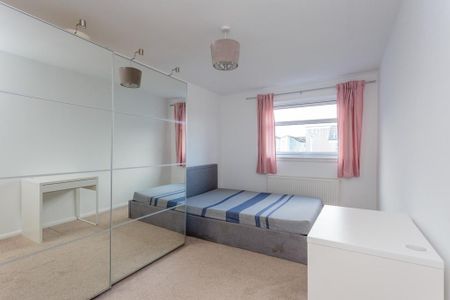 4 bedroom end of terrace house to rent - Photo 5