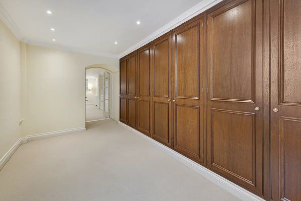 3 bedroom flat in Belgravia - Photo 1