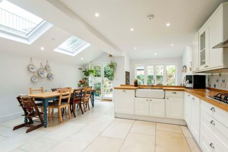 5 Bedroom House To Let - Photo 4