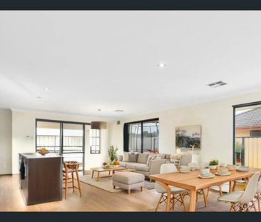 WELL PRESENTED FAMILY HOME! - Photo 2