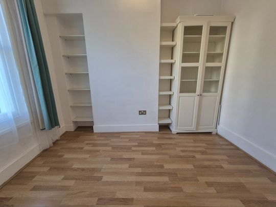 2 Bed Flat, Woodside, SW19 - Photo 1