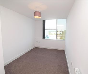 London Road, Lowfield Heath - Photo 2