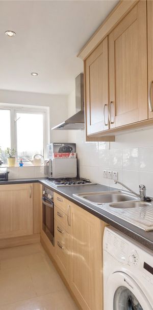 Medina Close, Wokingham Medina Close, Wokingham - Photo 1