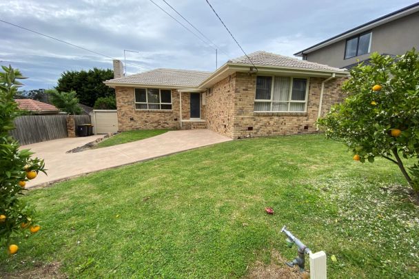 Ideally Located 3 Bedroom Family Home In Mt Waverley School Zone !!! - Photo 1