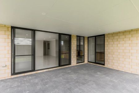 “Spacious Family Home with Dual Kitchens in Prime Hammond Park Location” - Photo 3