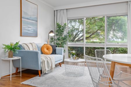 LIGHT FILLED APARTMENT IN KEW - Photo 2