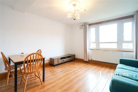 3 bedroom flat to rent - Photo 3