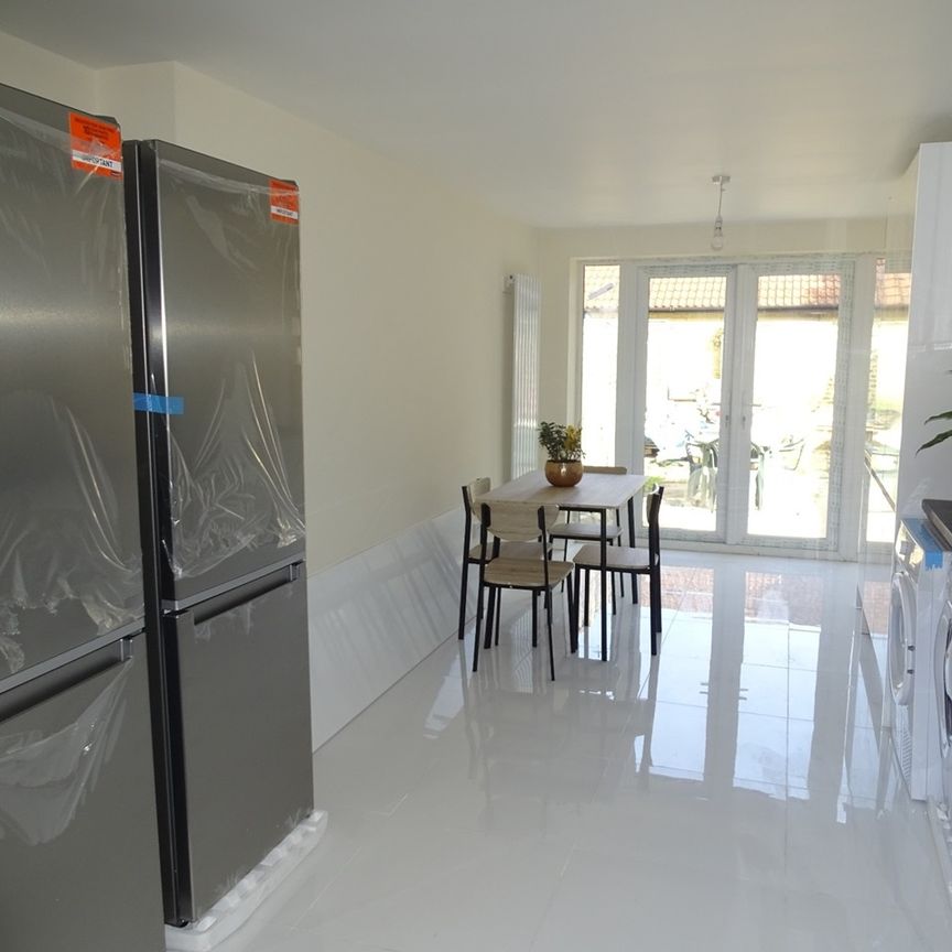 Room in a Shared House, Amberley Grove, CR0 - Photo 1